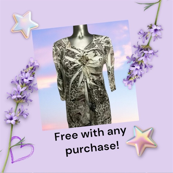 FREE 💟Animal Print  Top - Picture 1 of 15